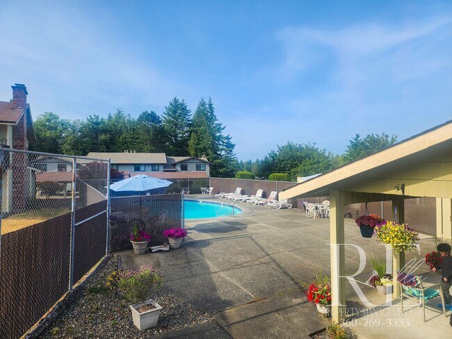 Building Photo - Upstairs Condo at The Narrows – Pool, Clubhouse & Woodland Views!