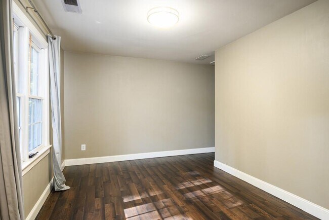 Building Photo - 4878 Long Island Dr NE