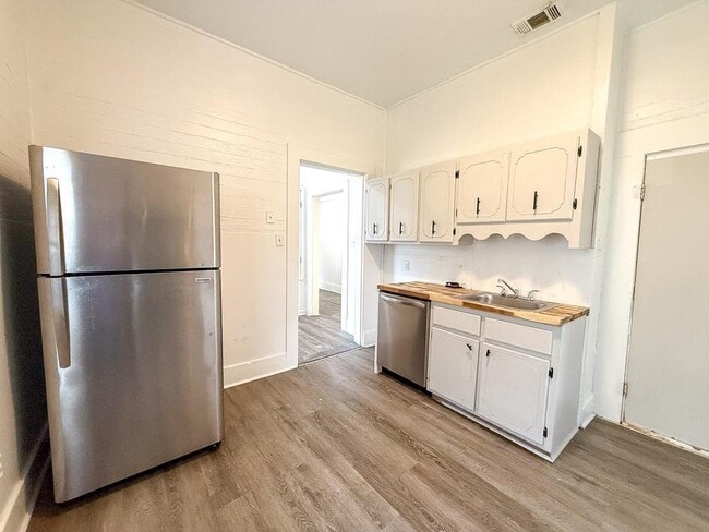 Building Photo - 63 Macks St