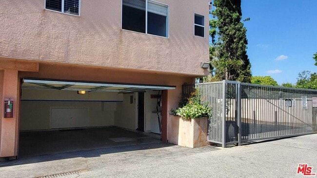 Building Photo - 7320 Balboa Blvd