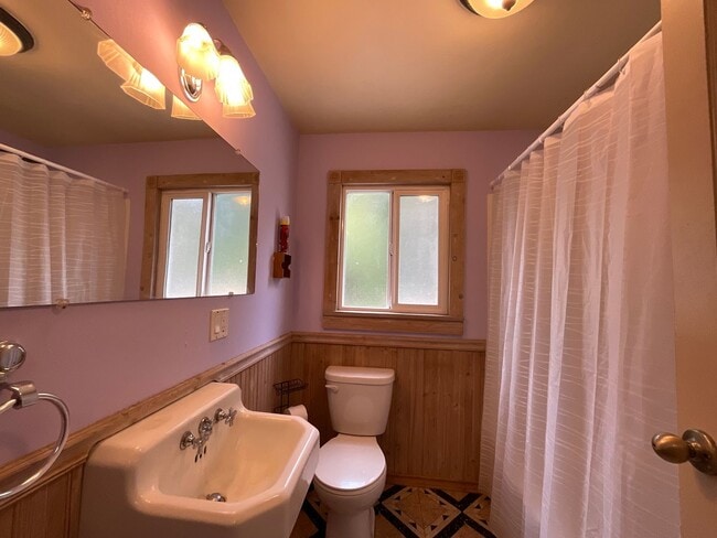 Building Photo - Great 2 Bedroom 1 Bath Home Near the Heart...