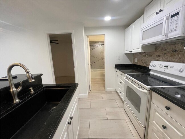 Building Photo - 614 N Hyer Ave