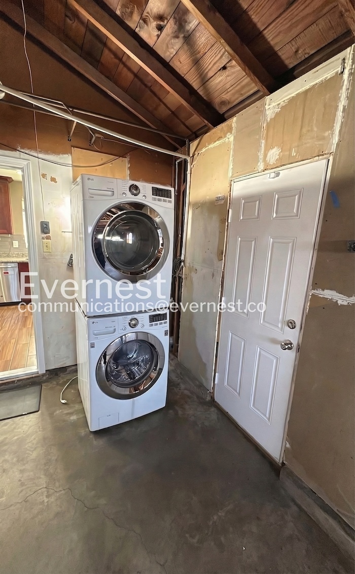 Building Photo - 1936 Shoreview Ave