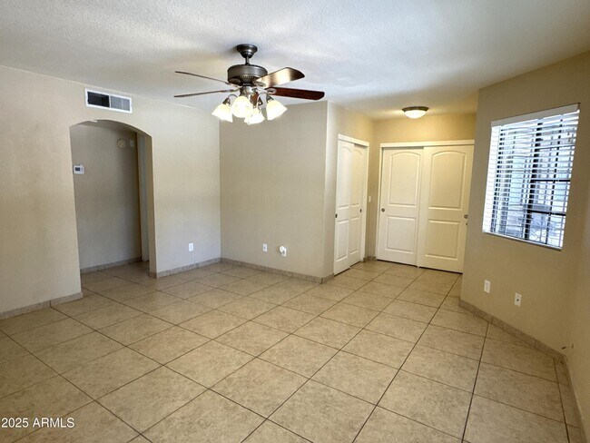 Building Photo - 925 S Longmore