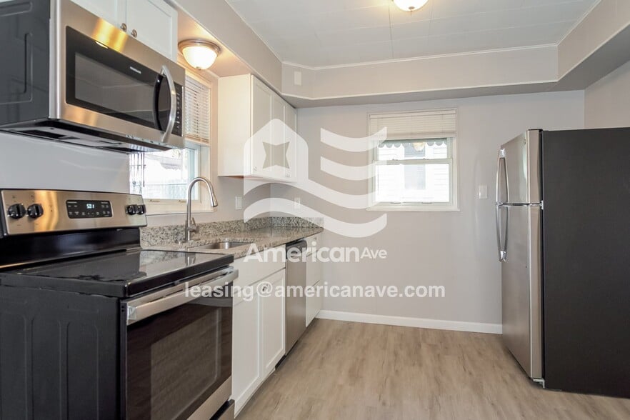 Building Photo - 1260 Summerlea Ave