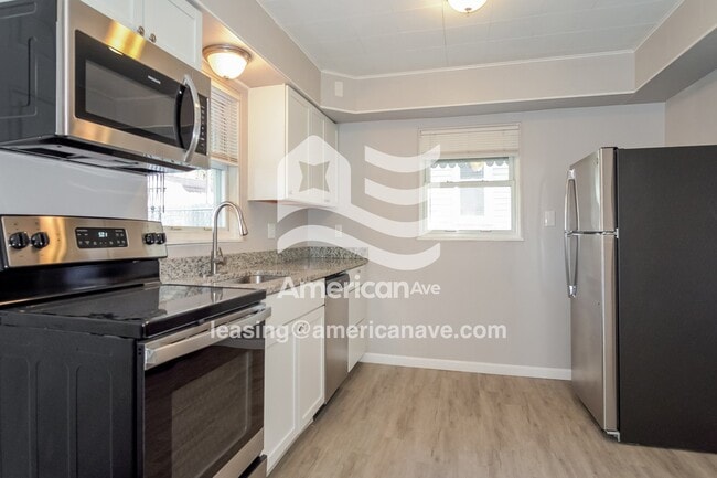 Building Photo - 1260 Summerlea Ave