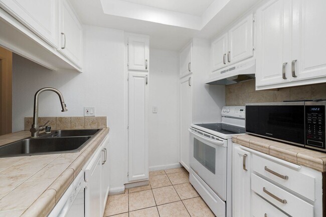 Building Photo - Great opportunity to rent this beautiful c...