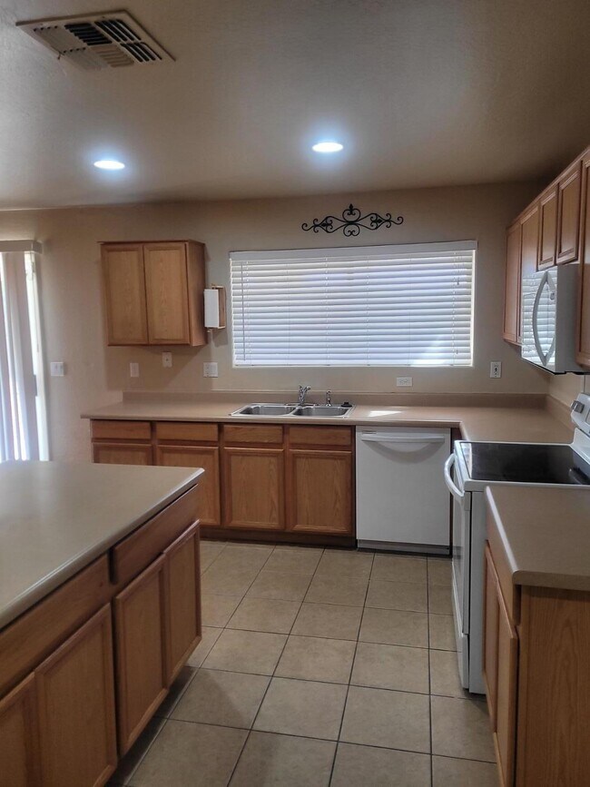 Building Photo - 16377 W Cottonwood St