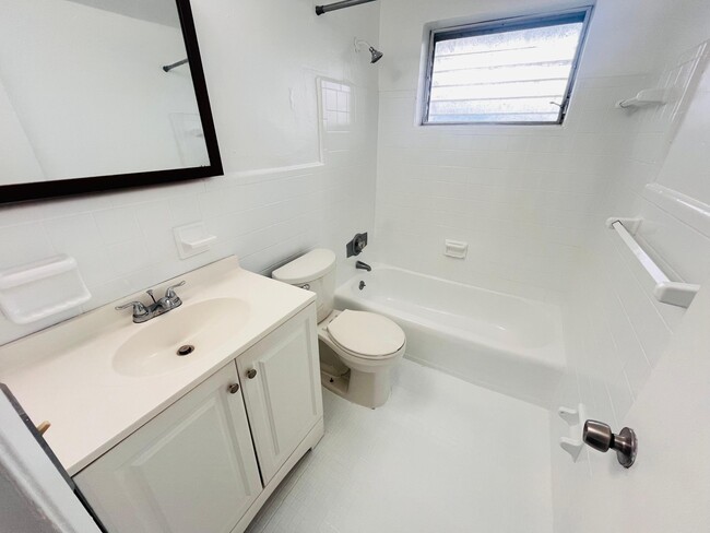 Building Photo - 1241 W River Dr