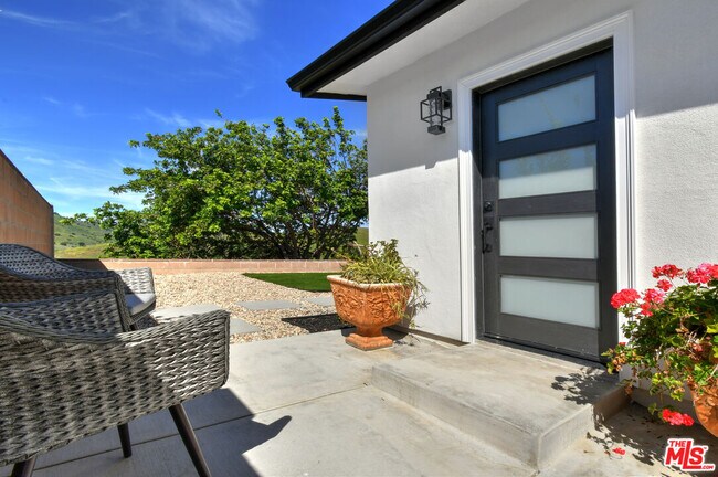 Building Photo - 26065 Farmfield Rd