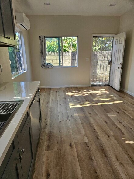 Building Photo - 1506 W Anahurst Pl