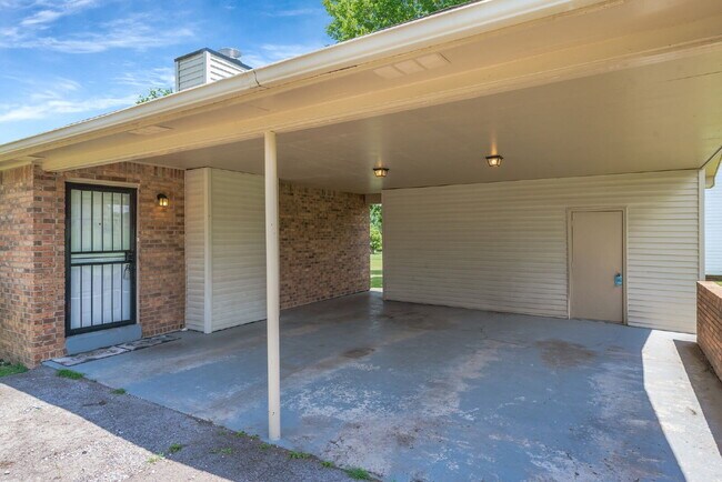 Building Photo - Furnished, remodeled 2BR near Nashville hospitals, all utilities and WiFi included, updated kitch...