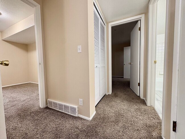 Building Photo - Charming 3-Bed Townhome in Holladay – Fenced Yard, Ample Parking & Prime Location