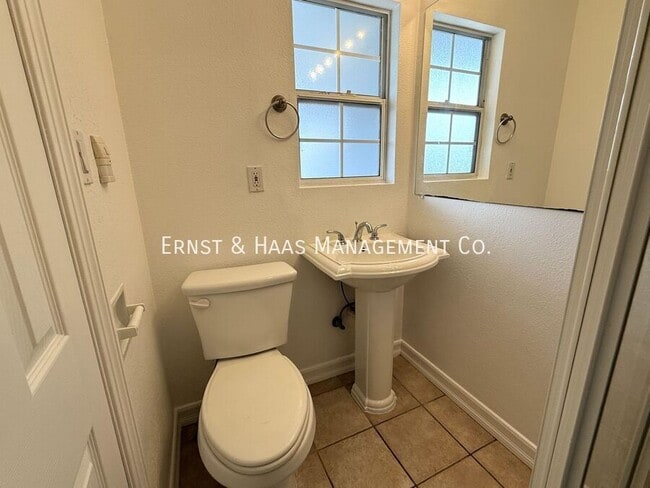 Building Photo - 4723 Blackthorne Ave