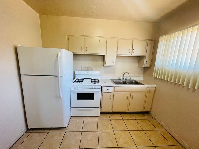 Building Photo - Two Bedroom w/ A/C, Yard and Carport - 500...