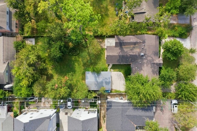 Building Photo - 1320 Woodvine Dr