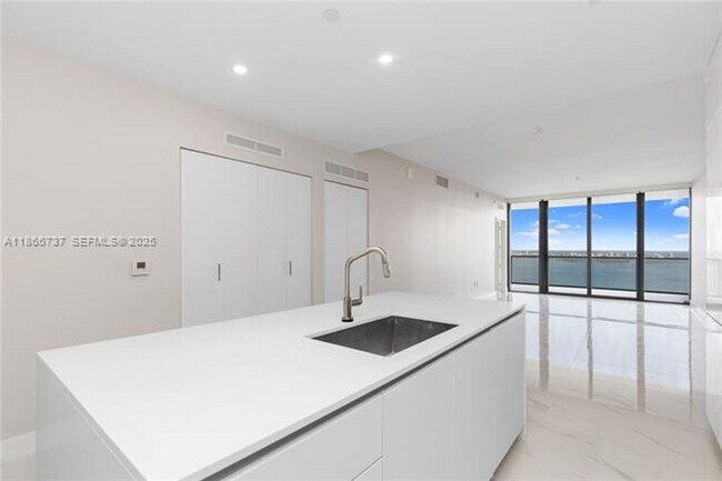 Building Photo - 700 NE 24th St