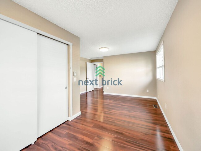 Building Photo - 5 Bed and 3 Bath Single-family Home Availa...