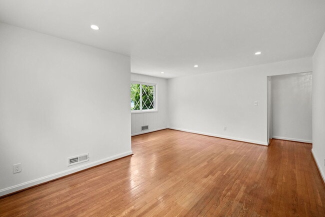 Building Photo - Rare Garage and Steps to Metro 4br  2ba