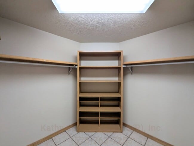 Building Photo - Luxurious Relaxation in Raintree