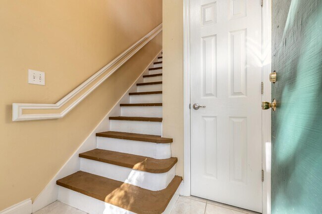 Building Photo - 24 Pinehurst Pl