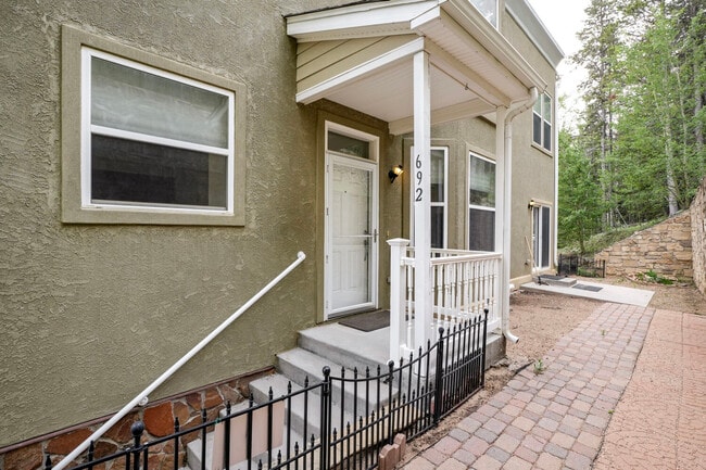 Building Photo - 692 Louis Dr