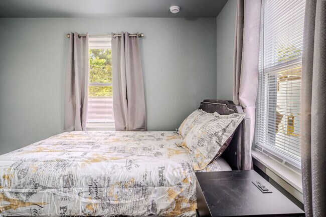 Building Photo - 176 Grand Ave