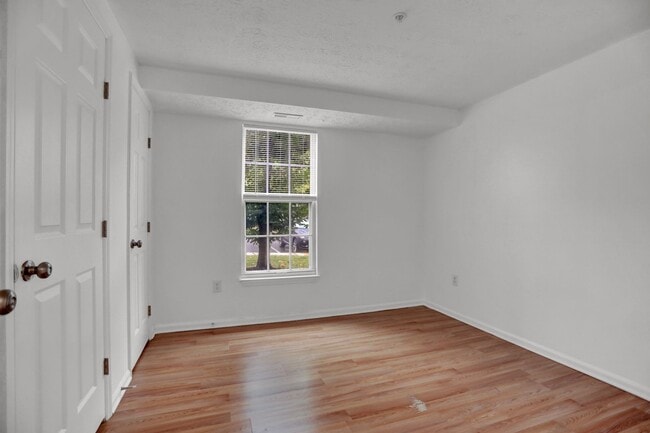 Building Photo - Large 2 Bedroom 2 Bath Ground Floor Condo - ZERO STEPS!