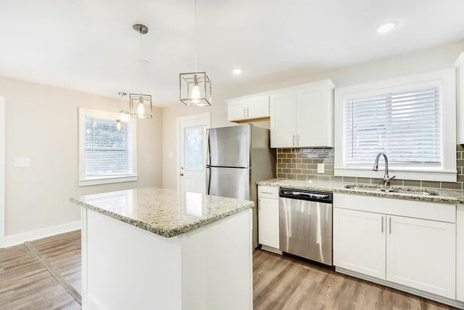 Building Photo - 2122 Nichols Ln