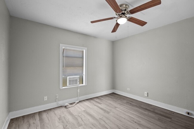 Building Photo - Lovely 1 Bedroom / 1 Bath