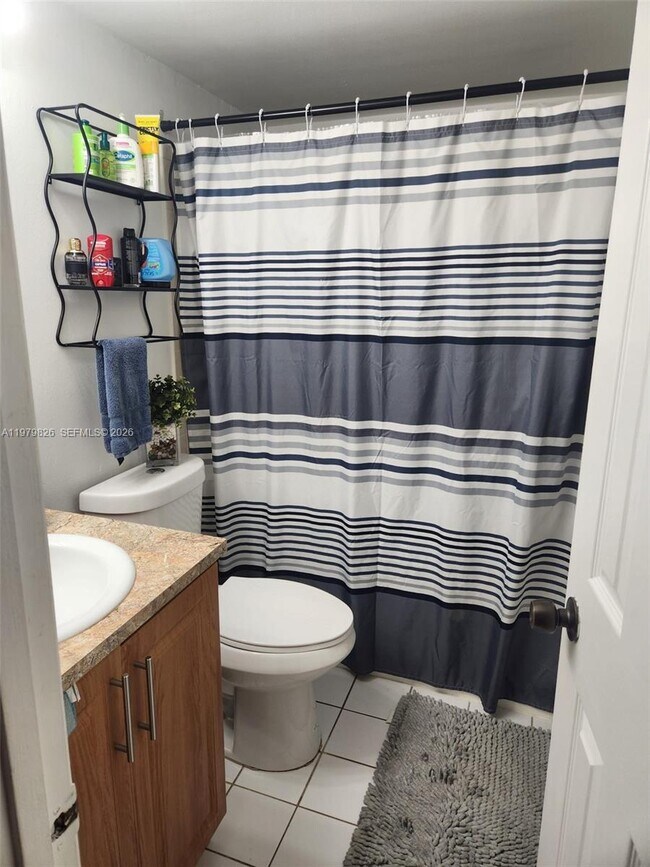 Building Photo - 809 Twin Lakes Dr