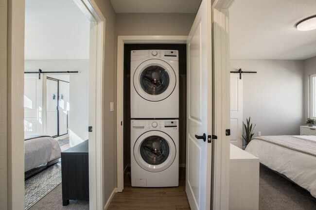 Building Photo - GREAT NEWER TOWNHOME DOWNTOWN!!!!!!