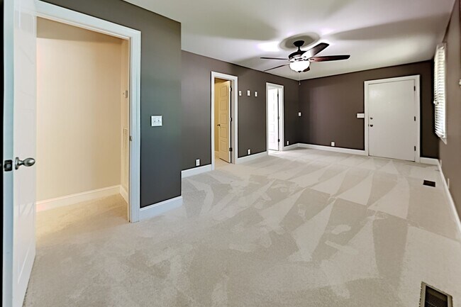 Building Photo - 534 Whispering Hills Dr