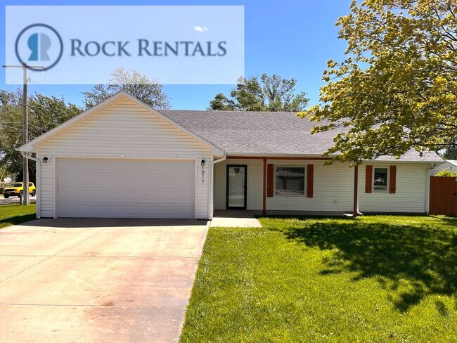 Building Photo - 3 Bed 2 Bath House with Attached Garage