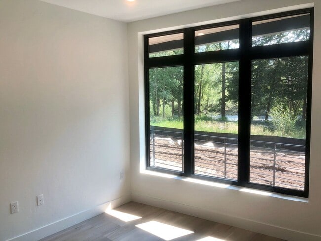 Building Photo - Long Term Rental- River West 914