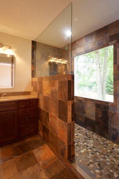 Master Bath - 121 Rothbury Dr