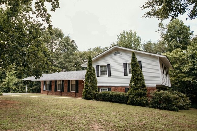Primary Photo - 5br home off S. Milledge For Rent