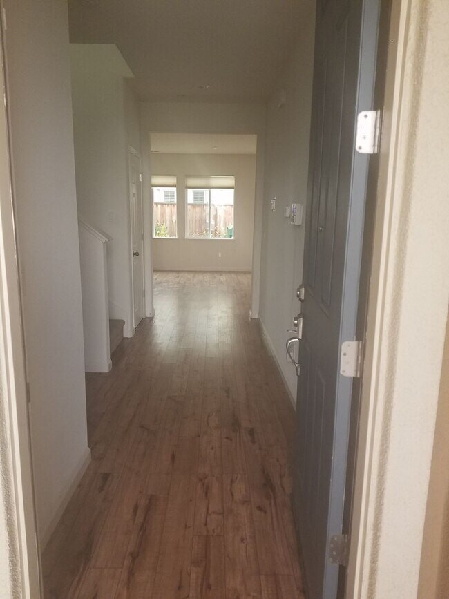 Building Photo - Beautiful, Large 4 BR/2.5 Bath Home,  Lots of light!  Great Neighborhood!