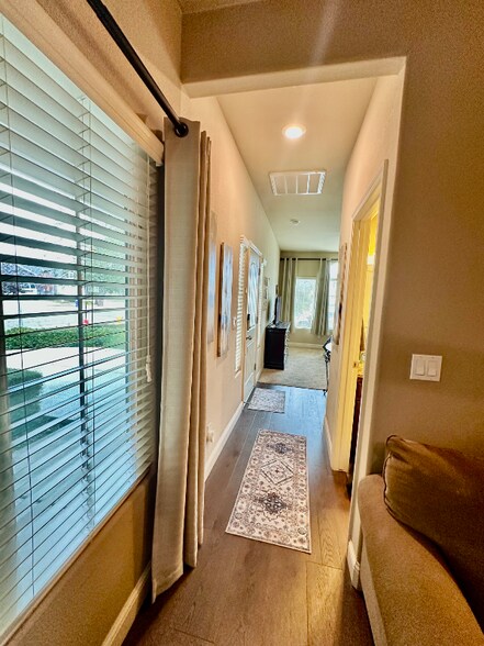 Building Photo - 471 Rosewood Ave