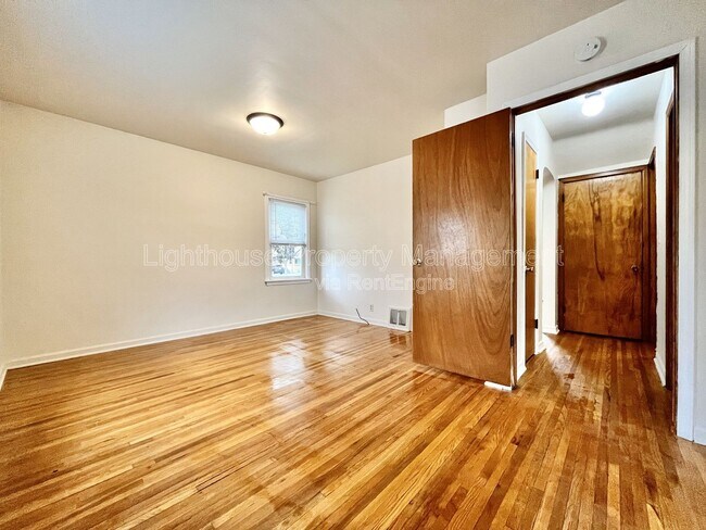 Building Photo - 1656 Fremont Ave NW