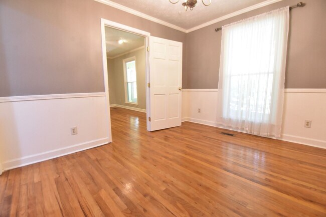 Building Photo - 3 Bedroom 2 Bathroom Home- Pets Considered