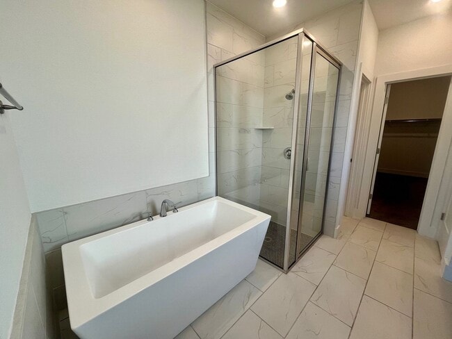 Building Photo - Spacious 4 Bedroom / 4 Full Bath Home w/ M...