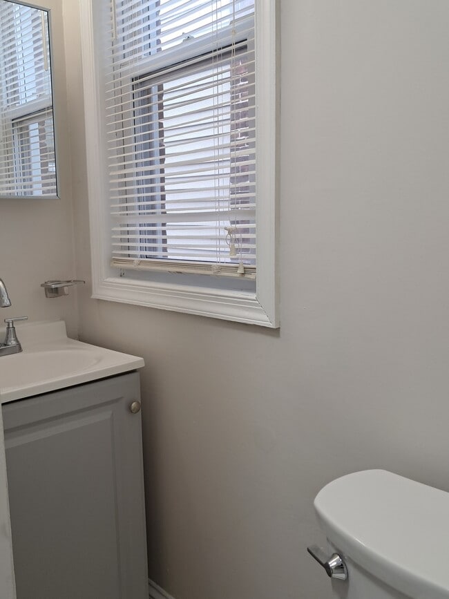 Building Photo - 941 Sargent Ave