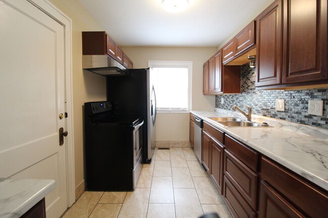 Building Photo - Remodeled 2 Bedroom 1 Bath Duplex Blocks F...