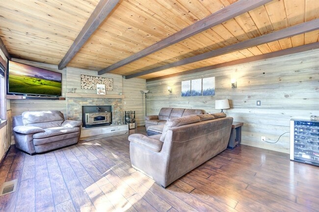 Building Photo - 2 Bedroom Home Tucked away in the Sierras