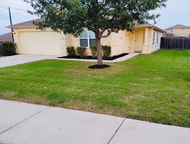 Building Photo - 103 Frio River Trl