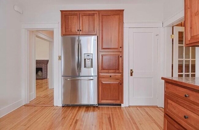 Building Photo - 185 June St