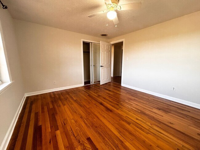 Building Photo - NOW AVAILABLE! 3 Bedrooms/1 1/2 Bath with Double living room space.