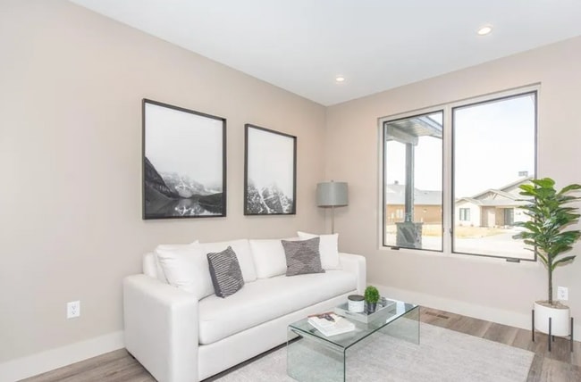 Building Photo - 1 bedroom condo, located steps from all of...