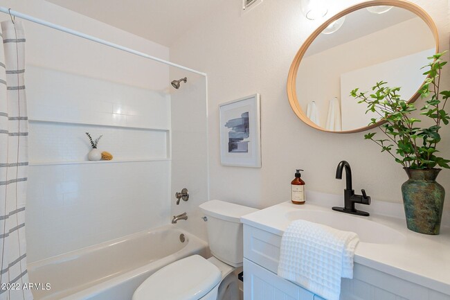 Building Photo - TOTAL REMODELED CONDO IN PHOENIX!